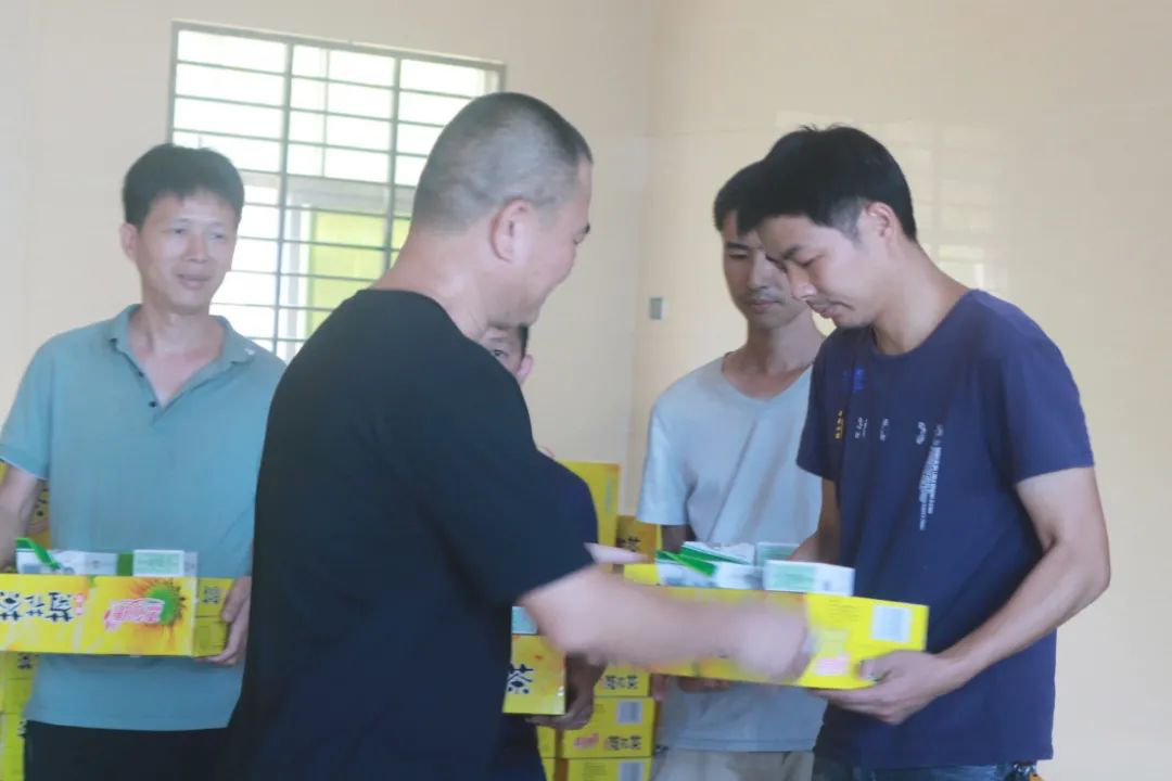 致敬烈日下的堅守，高溫慰問送清涼